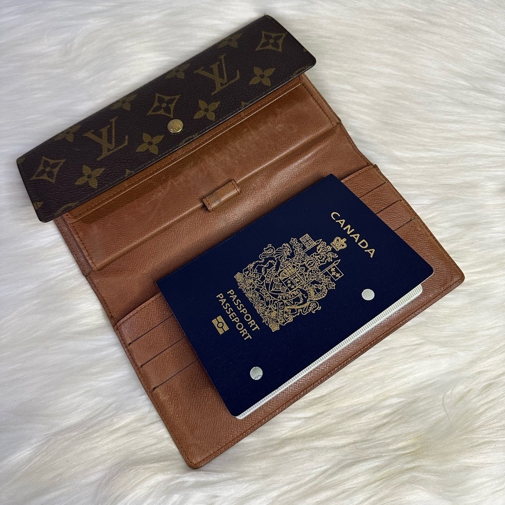 LOUIS VUITTON long passport wallet in monogram - Picture 17 of 17